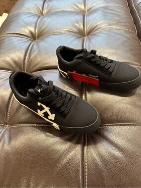 Black Low-Top Canvas Sneakers with White Arrow Accent
